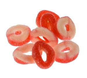Kervan Strawberry Rings gummy candy in white and red